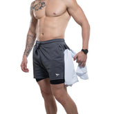 Graue Kompressions-Shorts aus Dri-Fit-Material