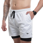 Weiße Kompressions-Shorts mit Dri-Fit-Technologie