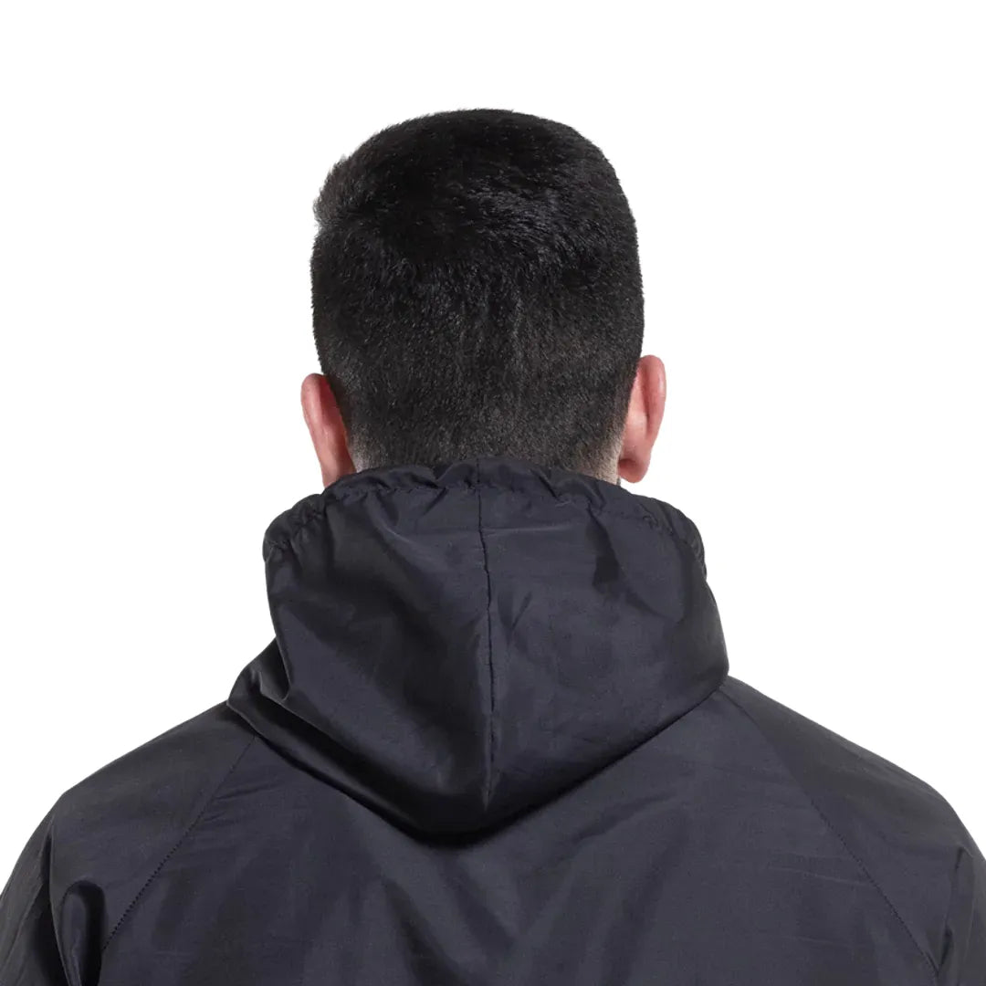 Schwarzer Windbreaker mit Kapuze