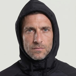 Schwarzer Windbreaker mit Kapuze